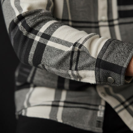 قميص رجالي شتوى كاروهات بجيوب امامية وياقة عاديه