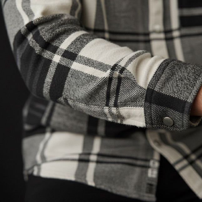 قميص رجالي شتوى كاروهات بجيوب امامية وياقة عاديه