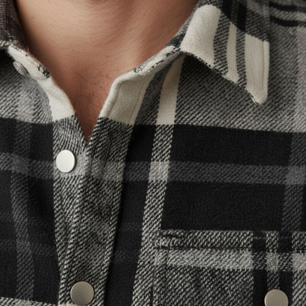 قميص رجالي شتوى كاروهات بجيوب امامية وياقة عاديه